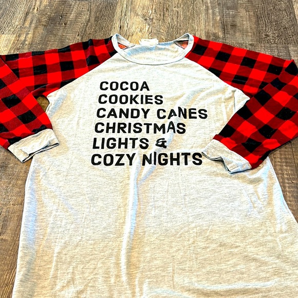 Tops - Cute Holiday Top Size Medium